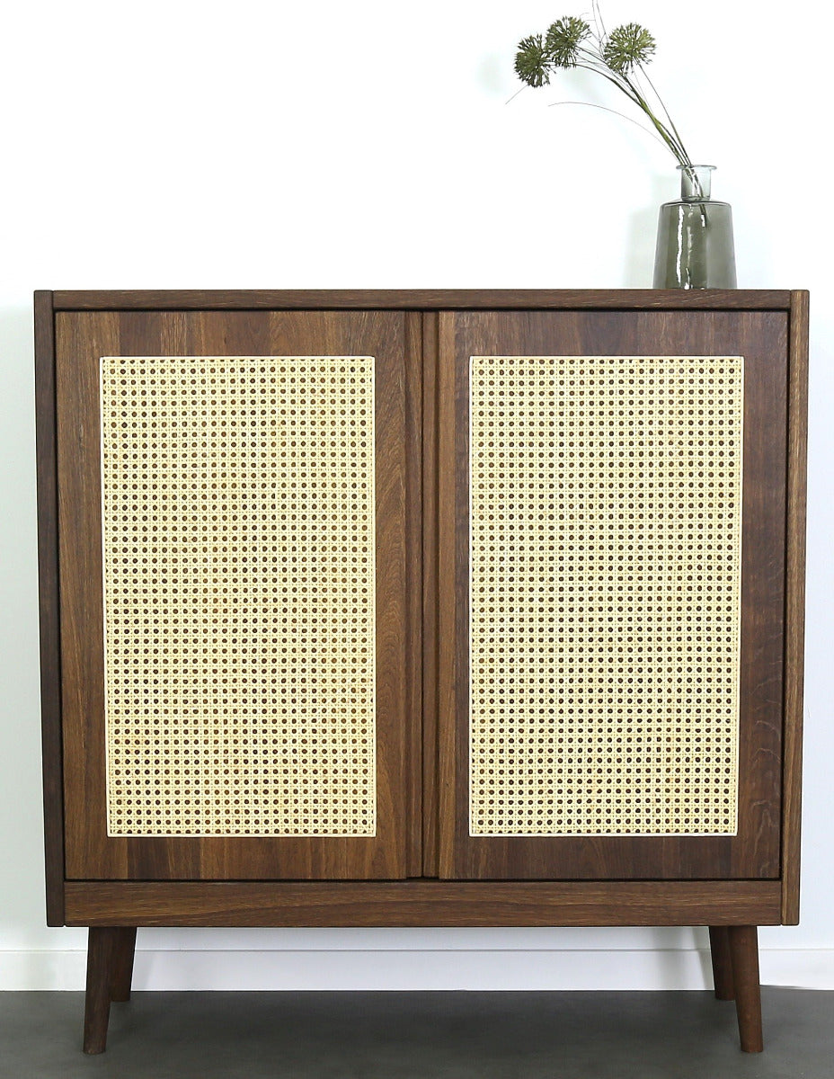 Frontalaufnahme der Prina Vienna Türen-Kommode in Eiche geräuchert mit Wiener Geflecht