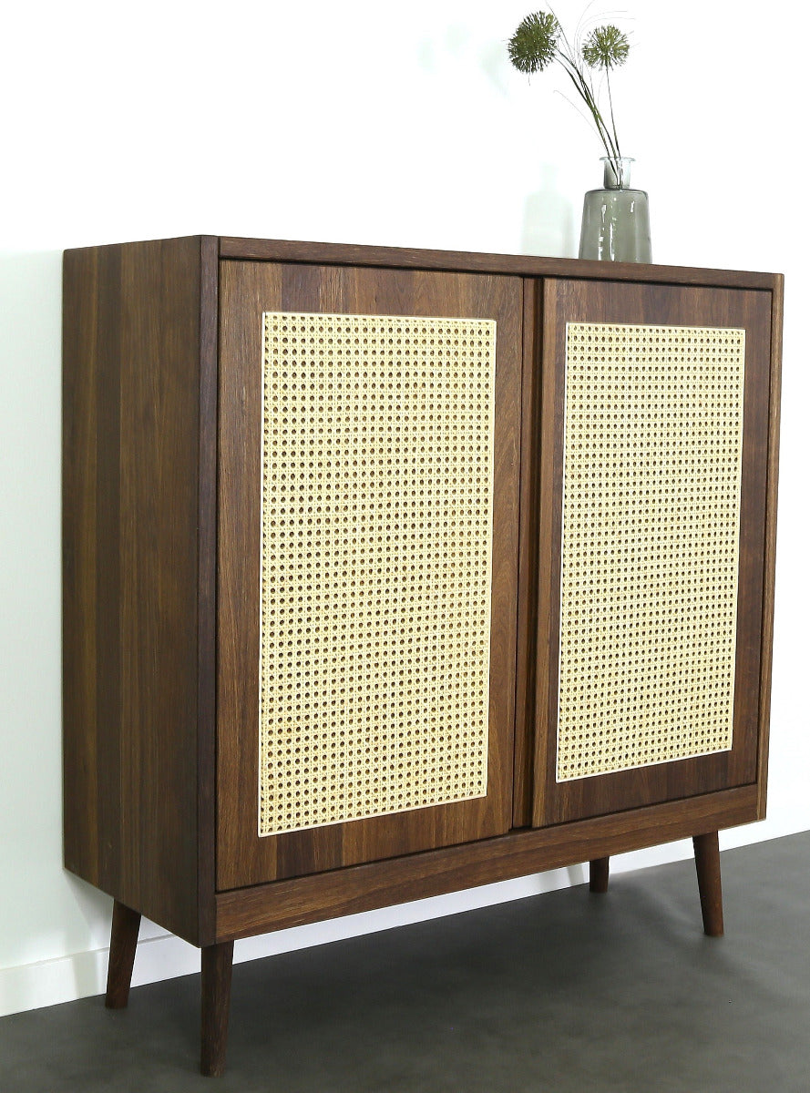 Schräge Frontalaufnahme der Prina Vienna Türen-Kommode in Eiche geräuchert mit Wiener Geflecht