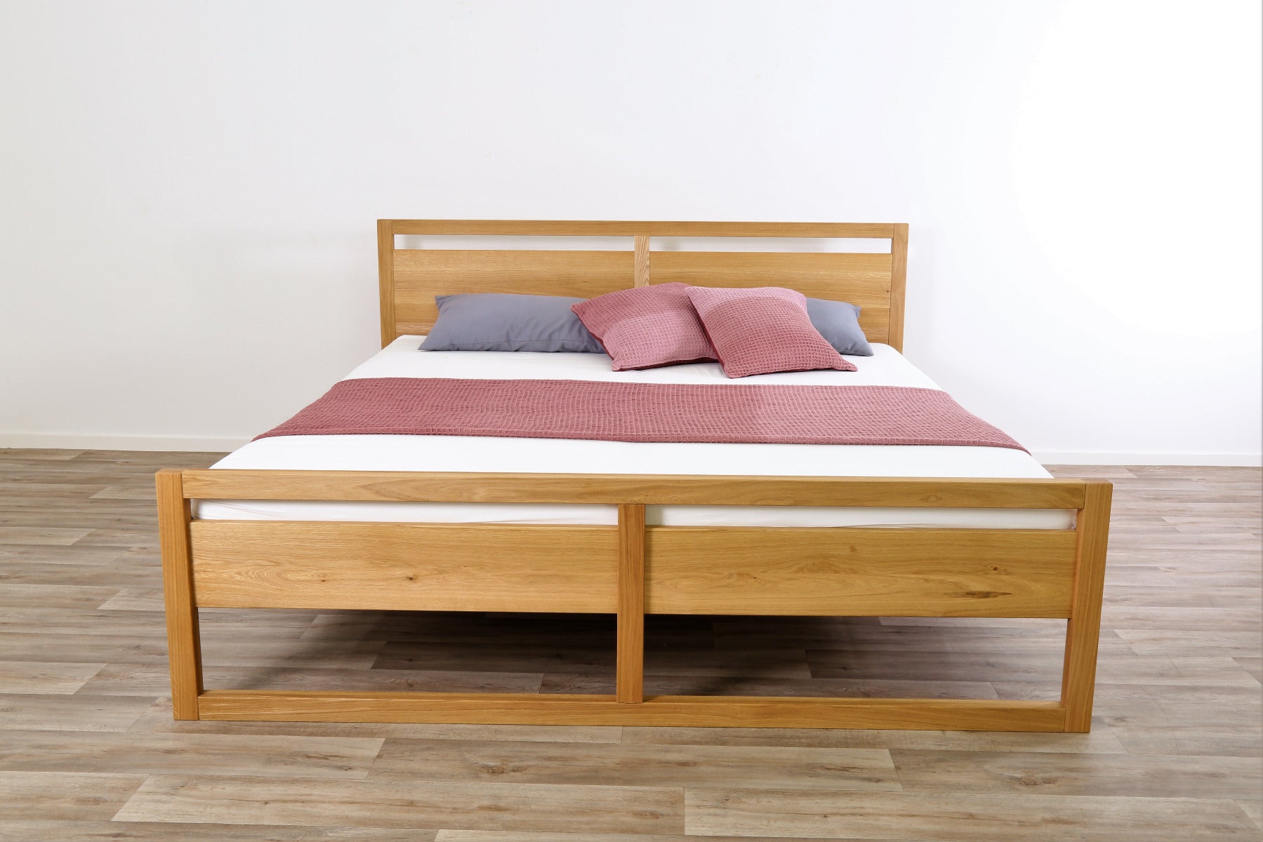 Frontalansicht von Bett Siona in Eiche mit Rückenlehne mit Aussparung und Fuß mit Aussparung