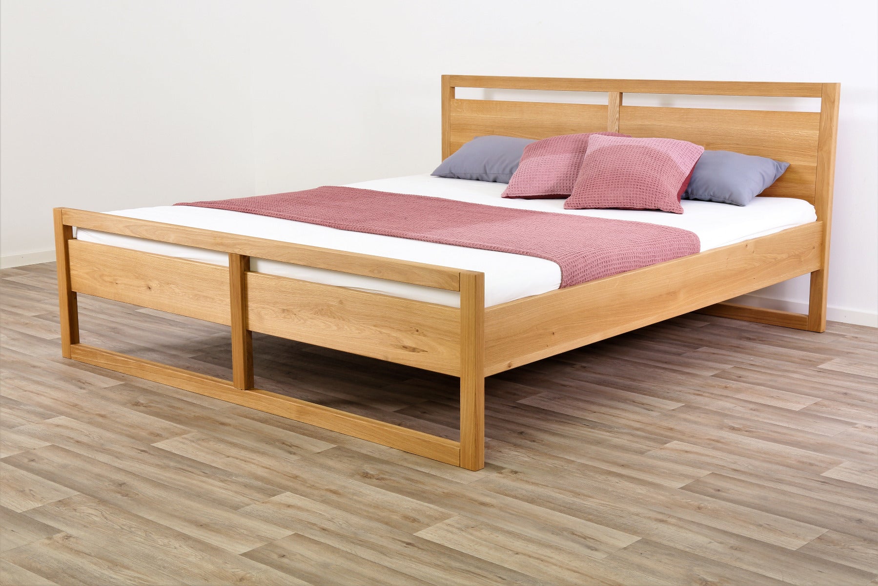 Schräge Frontalansicht von Bett Siona in Eiche mit Rückenlehne mit Aussparung und Fuß mit Aussparung