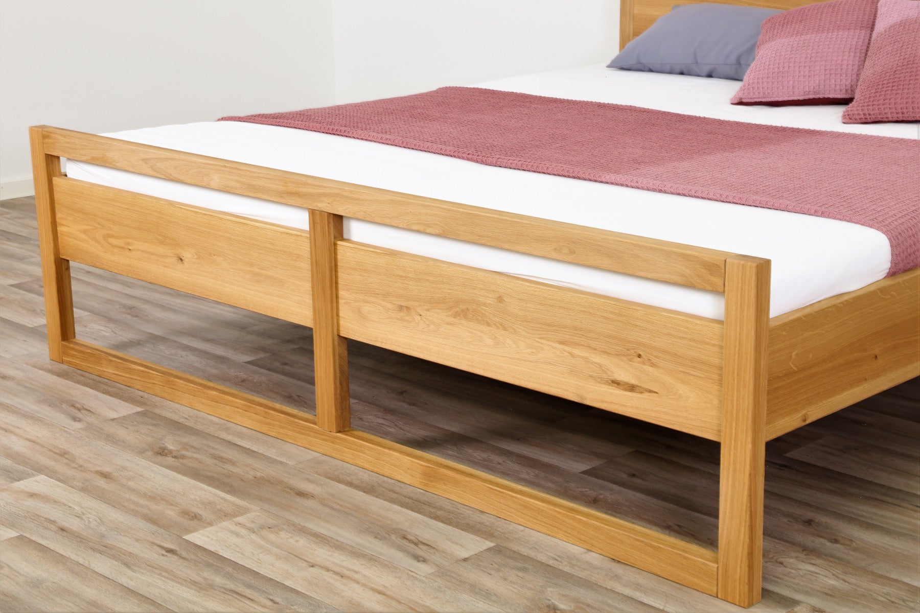 Detailansicht der Front mit Aussparungen von Bett Siona in Eiche
