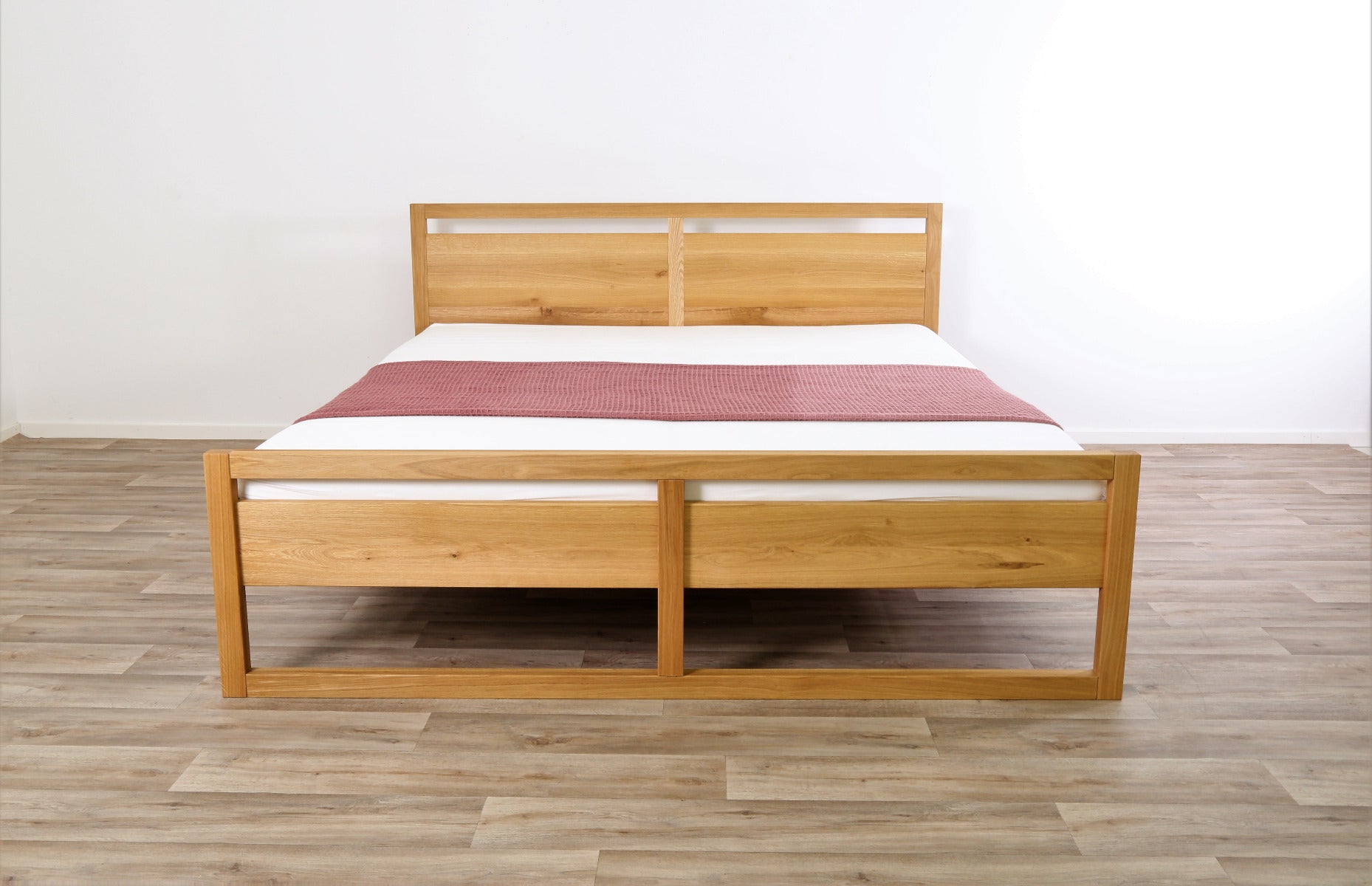 Frontalansicht von Bett Siona in Eiche mit Rückenlehne mit Aussparung und Fuß mit Aussparung