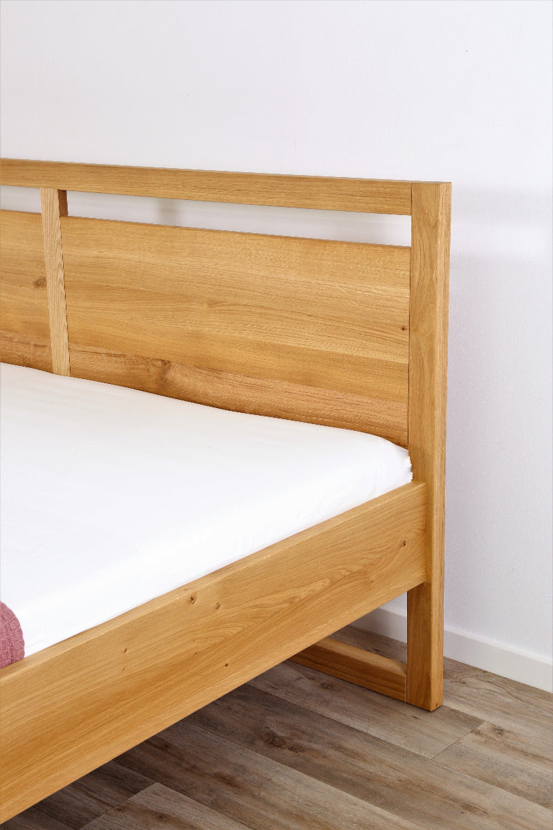 Detailansicht der Rückenlehne mit Aussparung und Fuß mit Aussparung von Bett Siona in Eiche