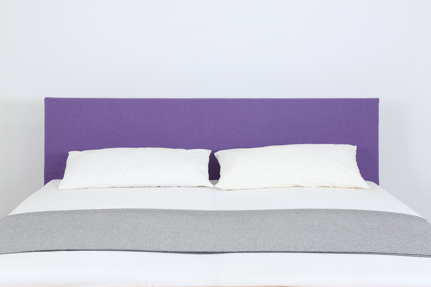 Detailansicht der Stofflehne in violett