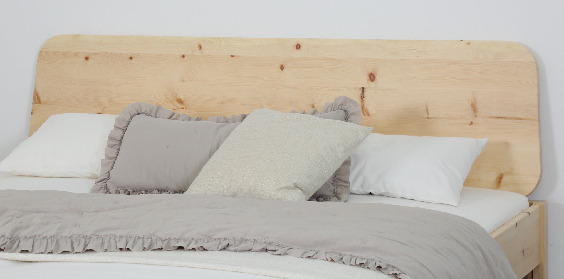 Detailansicht von Bett Toba in Zirbe mit abgerundeter Rückenlehne