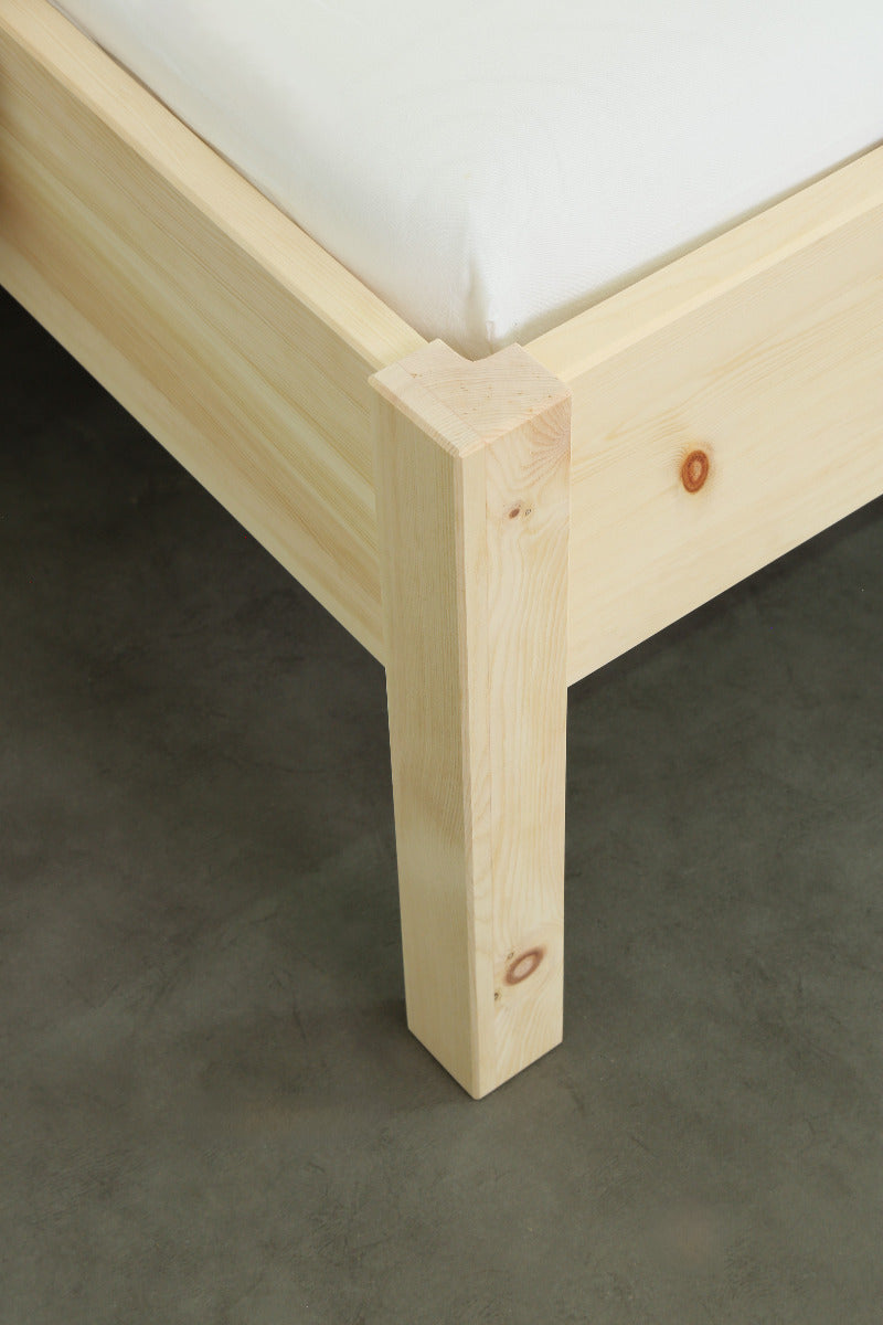 Detailansicht der Füße von Bett Toba in Zirbe