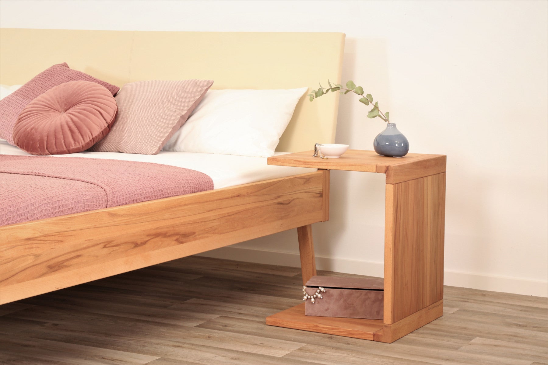 Detailaufnahme der Rinderlederlehne von Bett Tuxa Premium in Elfenbein