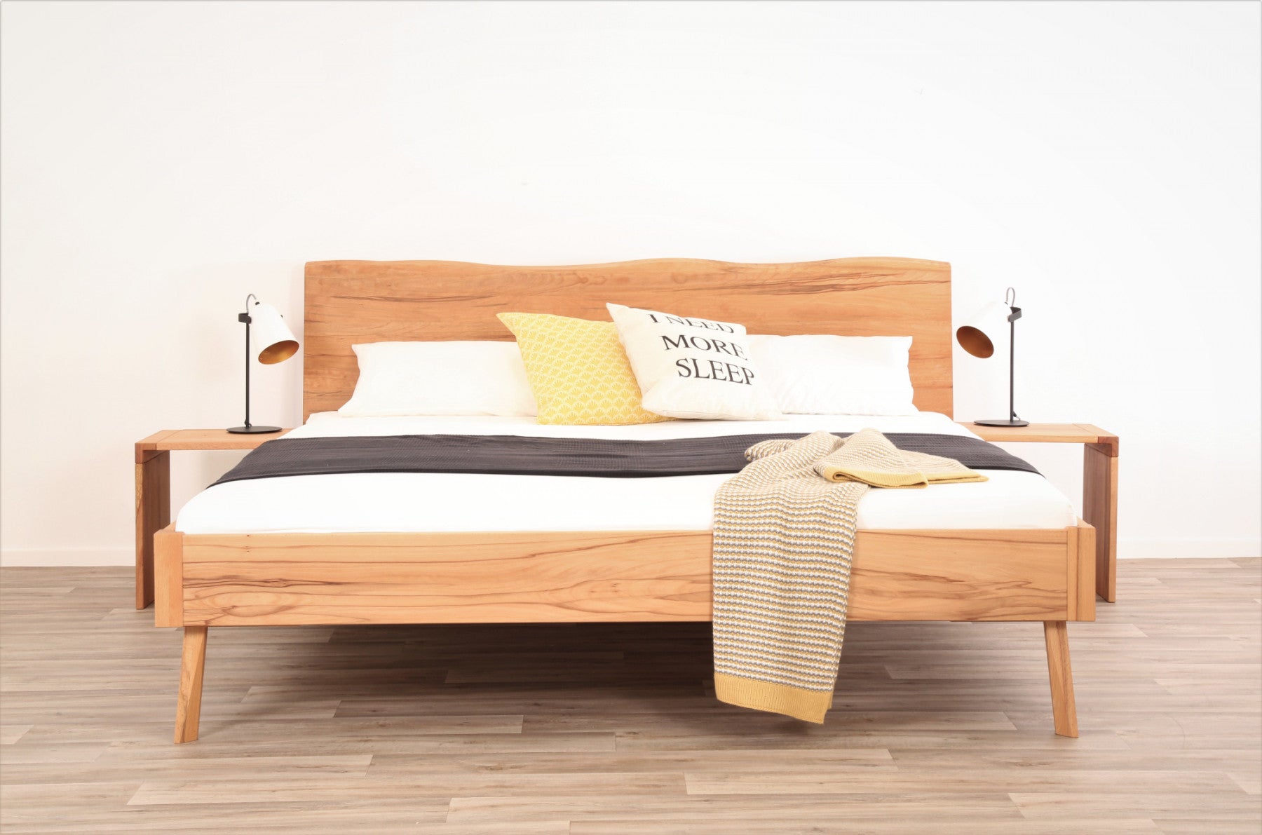 Frontalansicht von Bett Tuxa Wood in Kernbuche mit filigranen Füßen und Baumkantenlehne