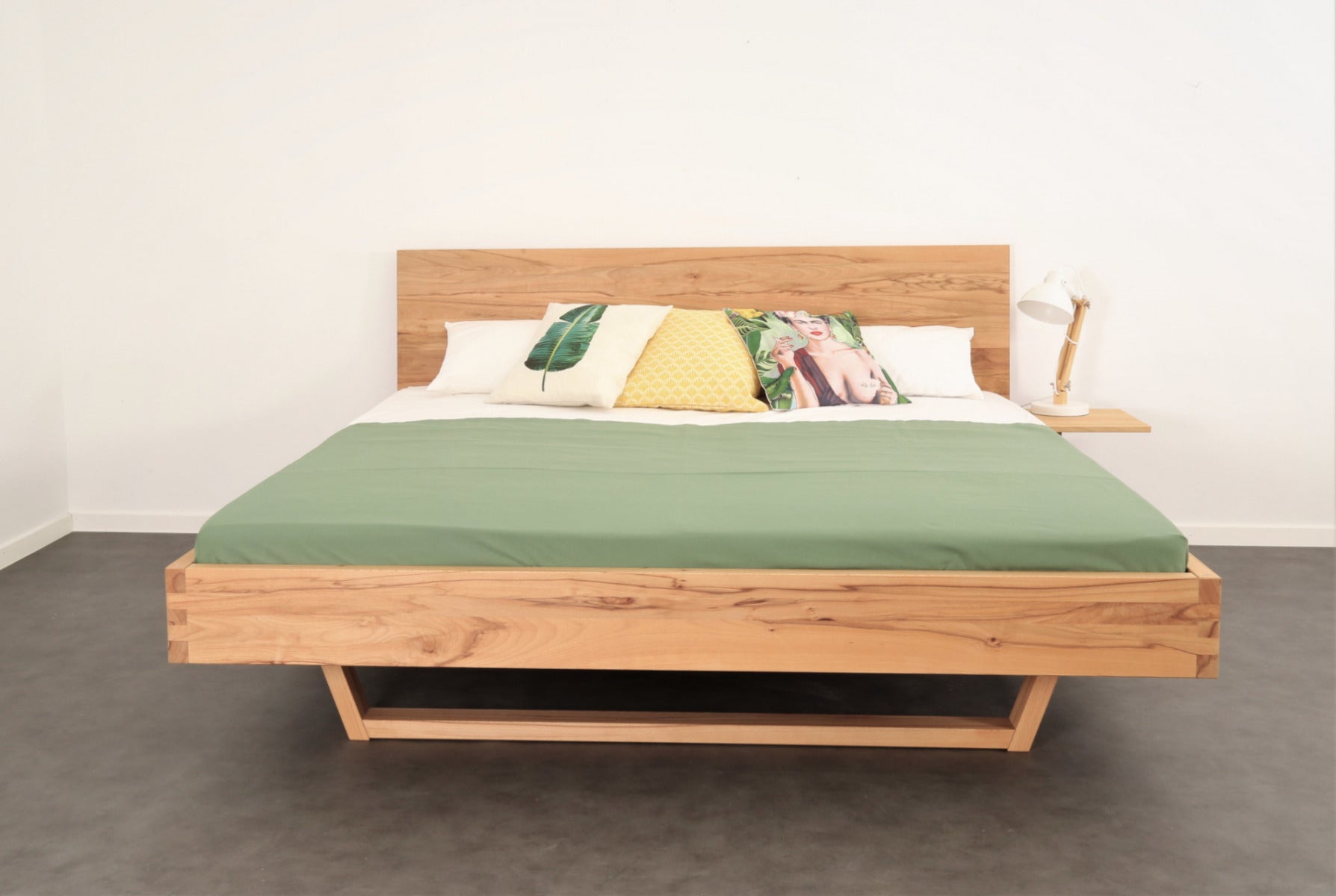 Frontalansicht von Bett Xeta 01 mit schlichter rechteckiger Rückenlehne und Holzkufen