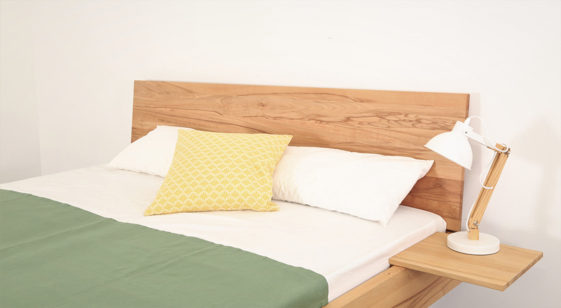 Detailansicht der schlichten rechteckigen Rückenlehne von Bett Xeta 01