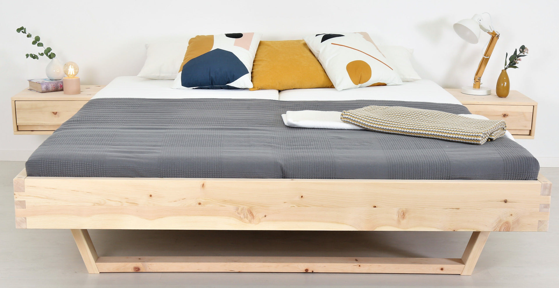Frontalansicht von Bett Xeta als Liege in Zirbe mit Holzkufen