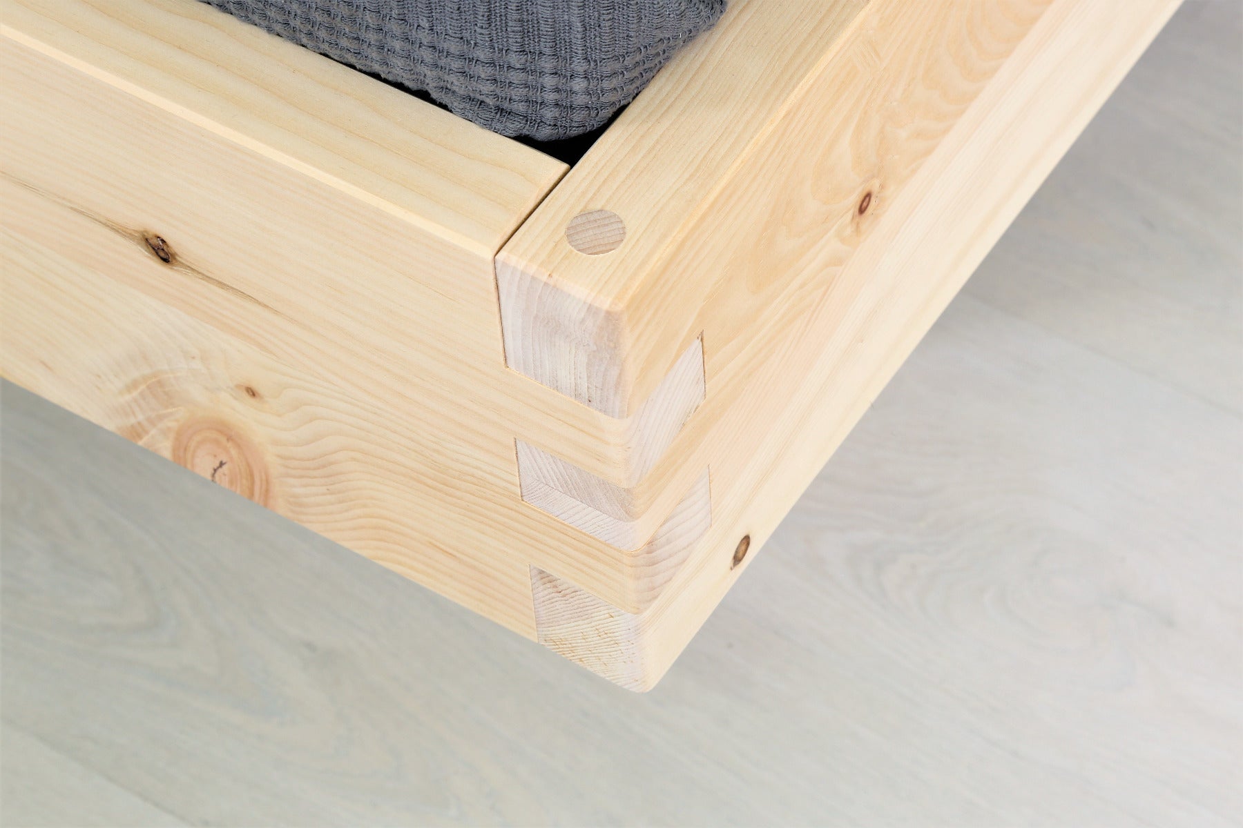 Detailansicht der Steckverbindung von Bett Xeta in Zirbe