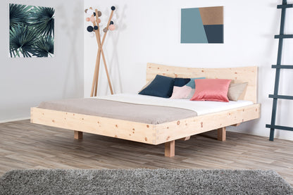 Schräge Frontalansicht von Bett Ajuru in Zirbe mit konkaver Rückenlehne