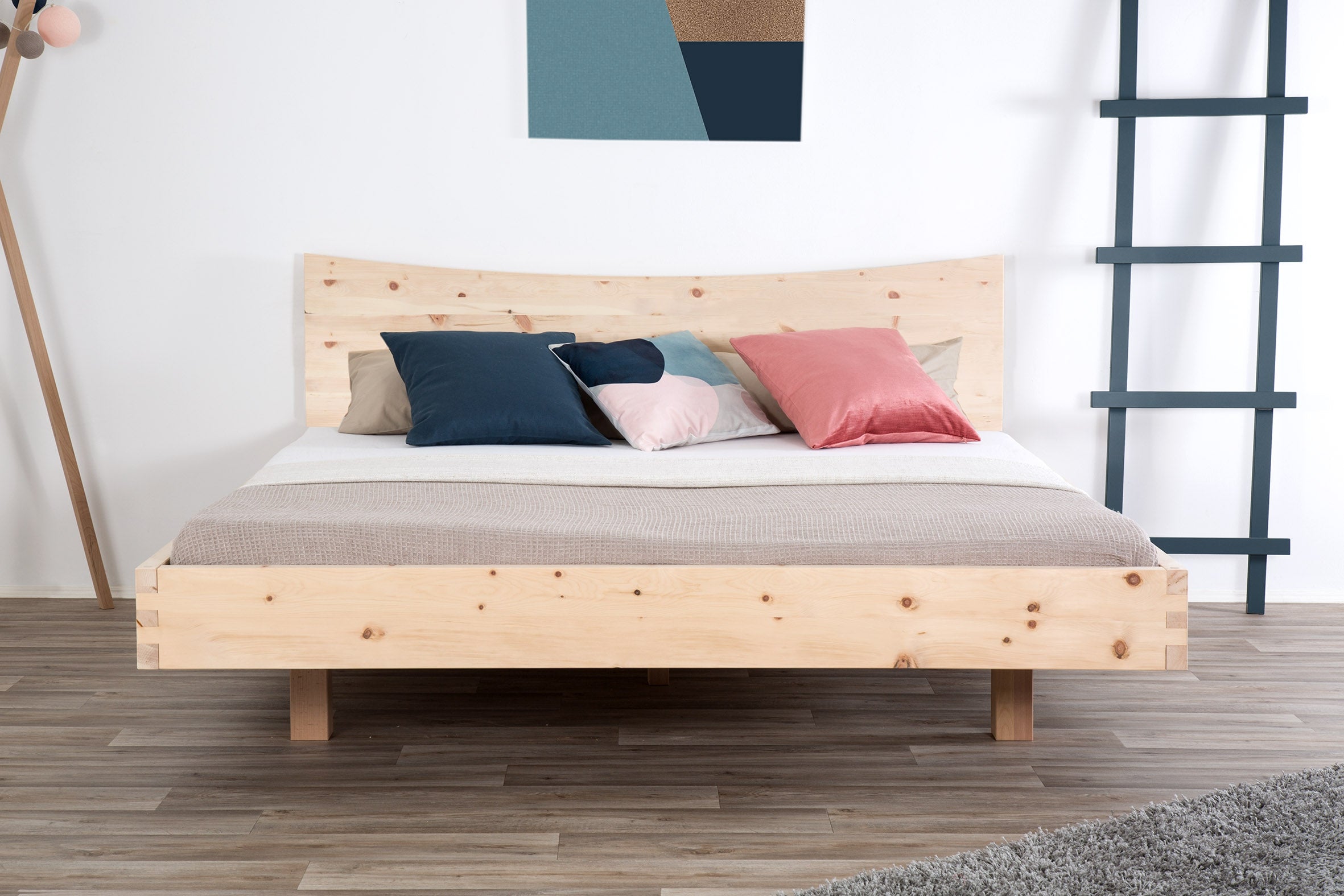 Frontalansicht von Bett Ajuru in Zirbe mit konkaver Rückenlehne