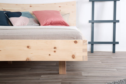 Detailansicht der Steckverbindung und eines Fußes von Bett Ajuru in Zirbe