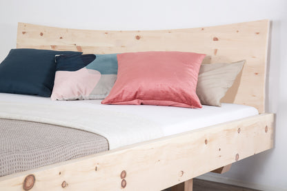 Detailansicht der konkaven Rückenlehne von Bett Ajuru in Zirbe
