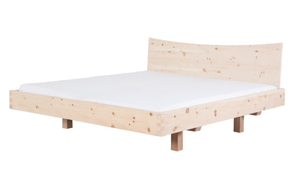 Schräge Frontalansicht von Bett Ajuru in Zirbe mit konkaver Rückenlehne