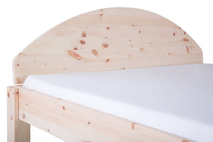 Detailansicht der halbrunden Rückenlehne von Bett Bara 07 in Zirbe