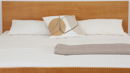 Detailansicht Rückwand mit gefrästem Streifen-Design von Bett Aikana in Buche