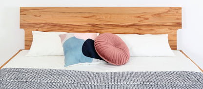 Detailansicht der Designerlehne von Bett Noa Tai in Kernbuche