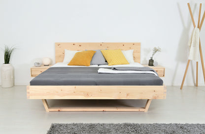 Frontalansicht von Bett Xeta in Zirbe mit Holzkufen und schlichter rechteckiger Lehne