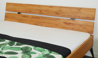 Detailansicht der zweireihigen schlichten Rückenlehne von Bett Kara in Kernbuche
