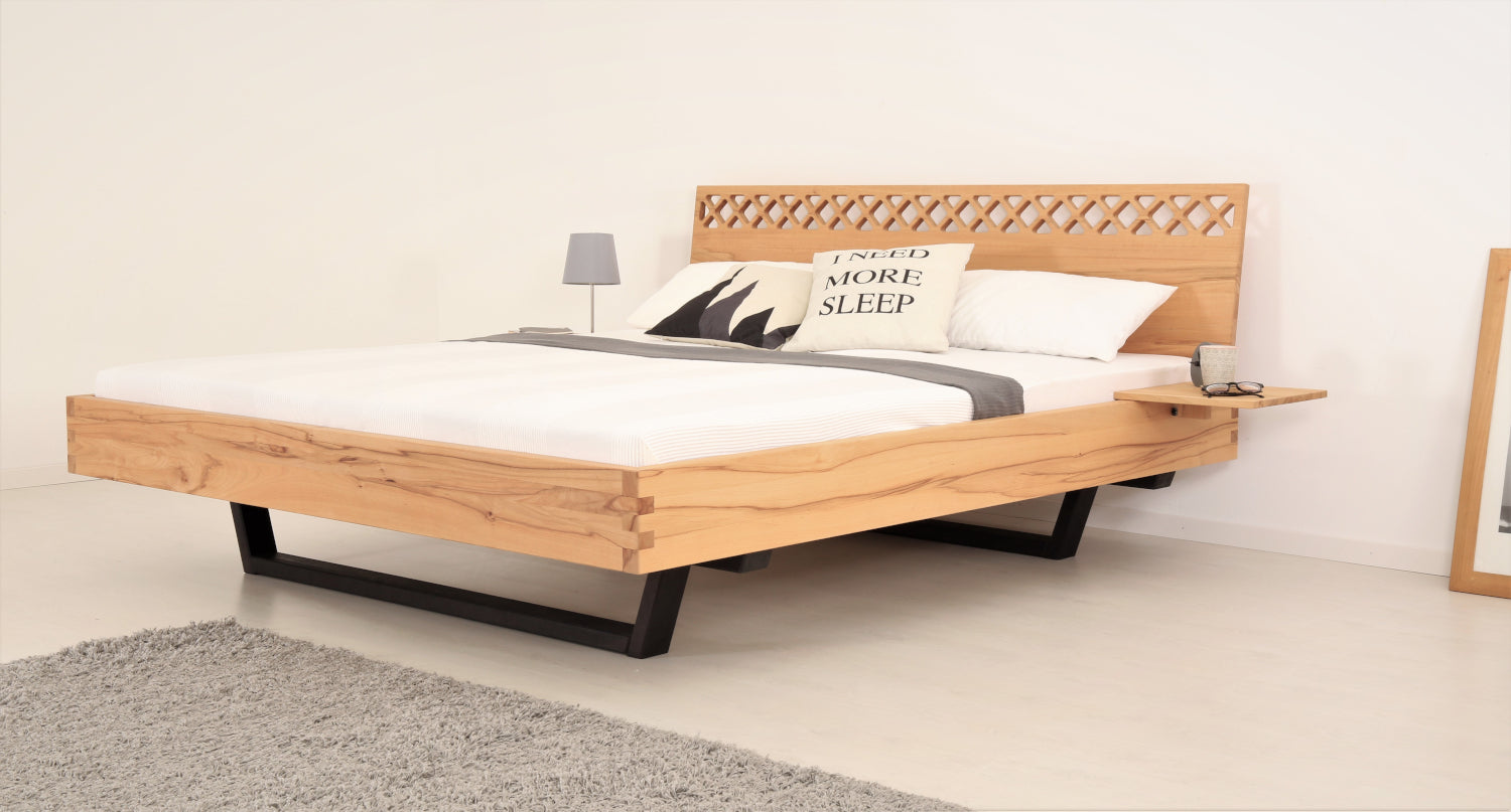 Frontalansicht von Bett Cofan mit Kufe aus schwarz gebeizter/geölter Buche und orientalischer Rücklehne