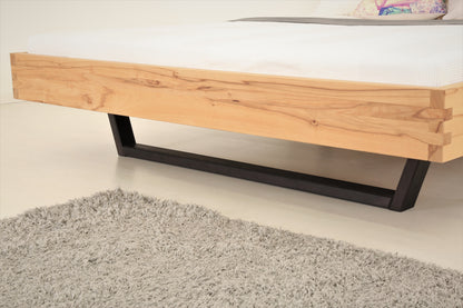 Detailansicht der Kufe aus schwarz gebeizt/geölter Buche von Bett Cofan 