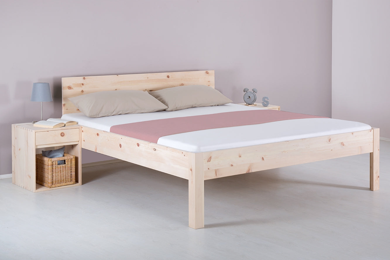 Schräge Frontalansicht von Bett Inka in Zirbe mit schlichter rechteckiger Lehne 