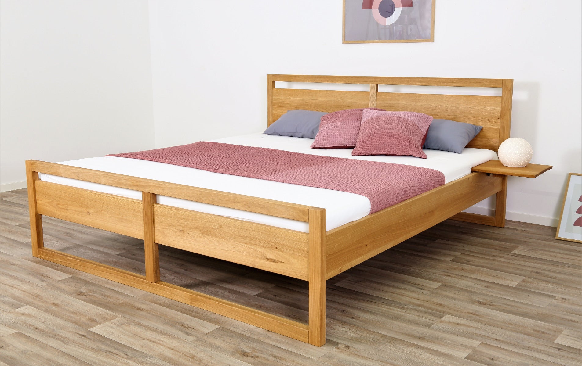 Schräge Frontalansicht von Bett Siona in Eiche mit Rückenlehne mit Aussparung und Fuß mit Aussparung 