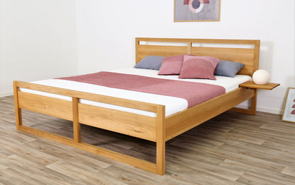Schräge Frontalansicht von Bett Siona in Eiche mit Rückenlehne mit Aussparung und Fuß mit Aussparung 