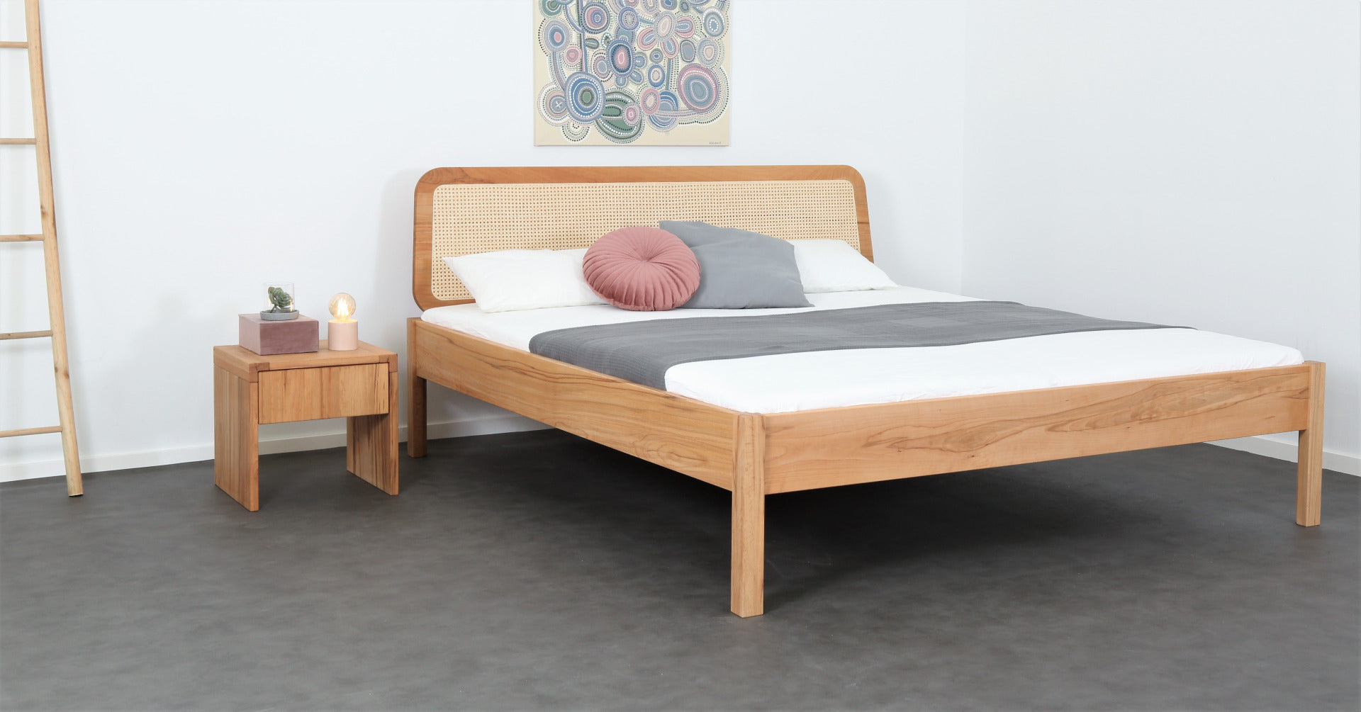 Schräge Frontalansicht von Bett Toba in Kernbuche mit Wiener Geflecht Lehne