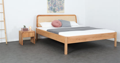 Schräge Frontalansicht von Bett Toba in Kernbuche mit Wiener Geflecht Lehne