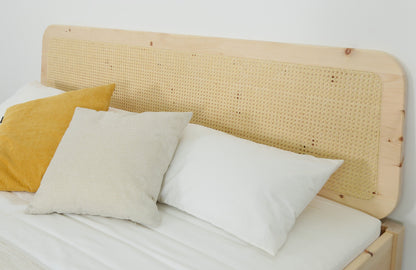 Detailansicht der Wiener Geflecht Rückenlehne von Bett Toba Vienna in Zirbe