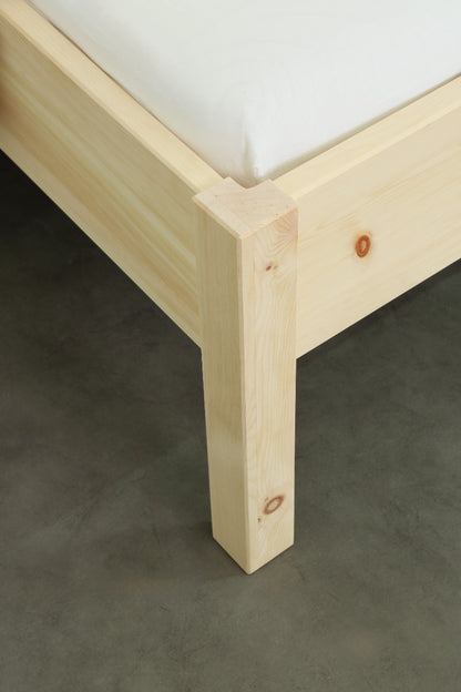 Detailansicht der Füße von Bett Toba in Zirbe