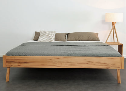 Frontalansicht von Bett Tuxa als Liege in Kernbuche mit filigranen Füßen