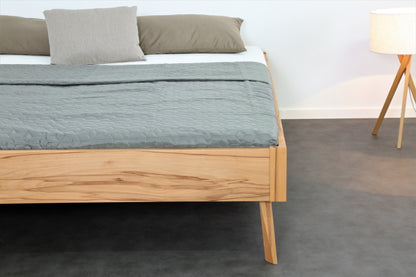 Frontalansicht von Bett Tuxa als Liege in Kernbuche mit filigranen Füßen