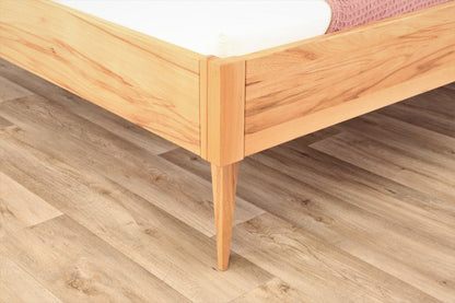 Detailansicht der filigranen Füße von Bett Tuxa