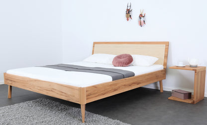 Schräge Frontalansicht von Bett Tuxa Vienna mit Wiener Geflecht Rückenlehne und filigranen Holzfüßen 