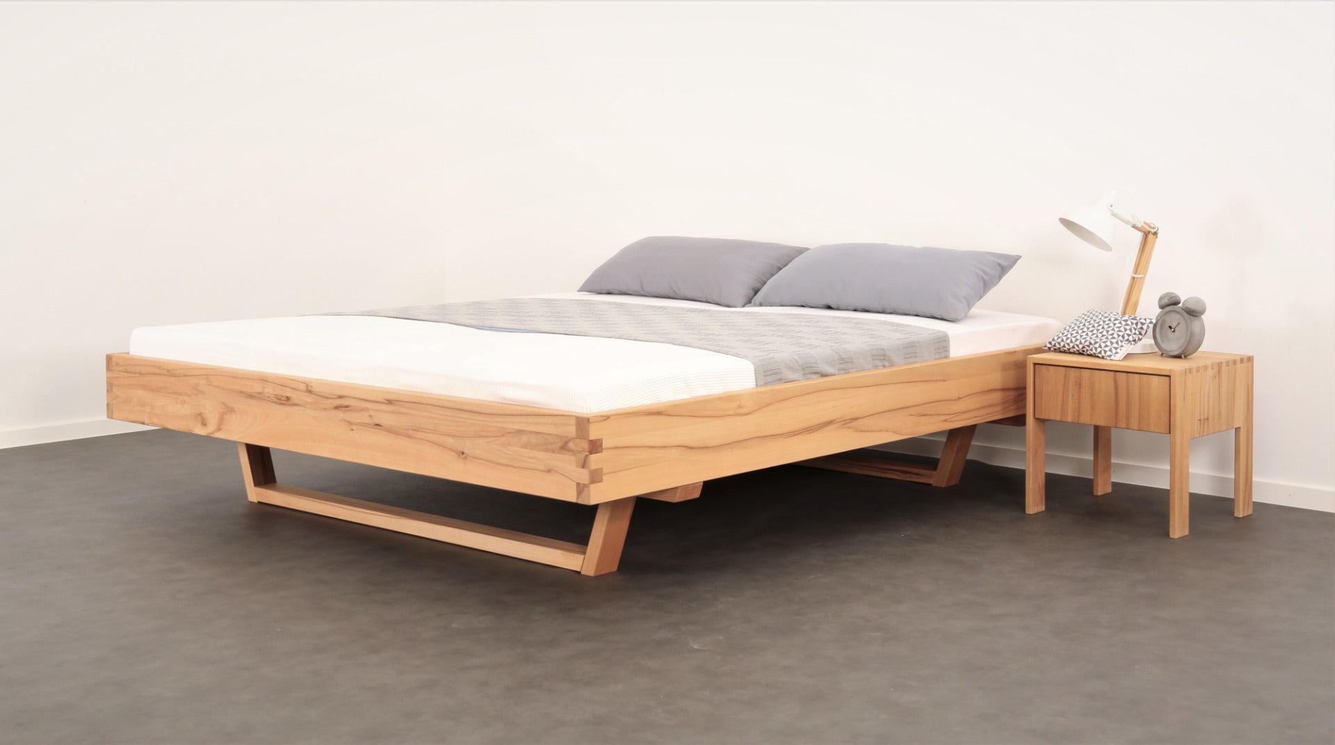 Schräge Frontalansicht von Bett Xeta als Liege in Zirbe mit Holzkufen