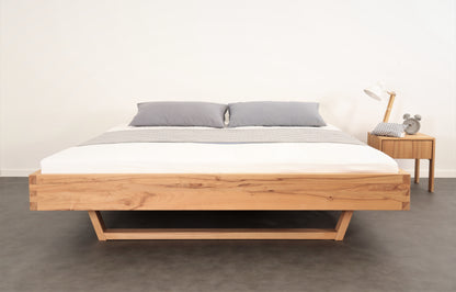 Frontalansicht von Bett Xeta als Liege in Zirbe mit Holzkufen