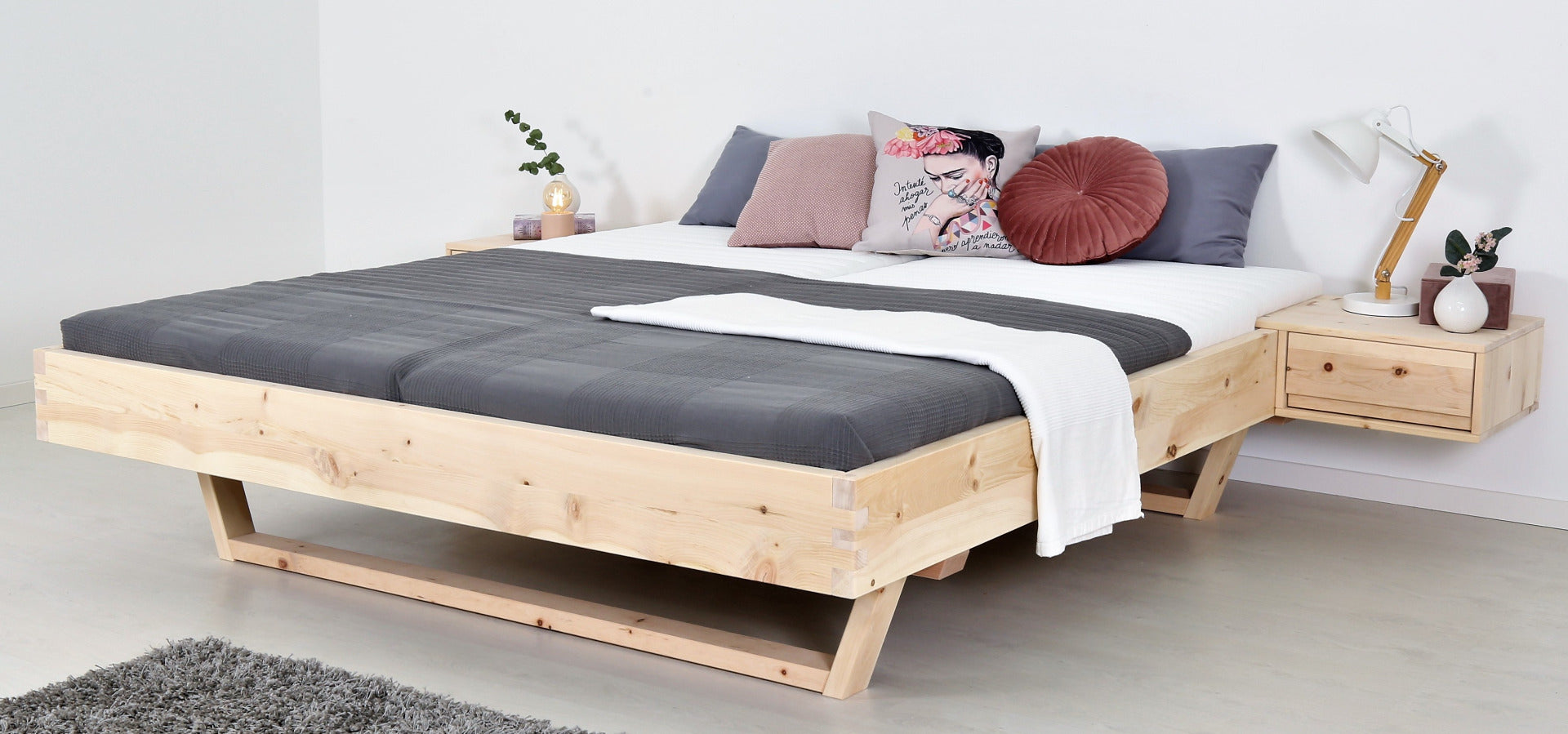 Schräge Frontalansicht von Bett Xeta als Liege in Zirbe mit Holzkufen