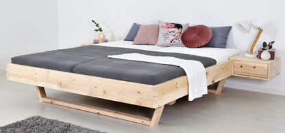 Schräge Frontalansicht von Bett Xeta als Liege in Zirbe mit Holzkufen